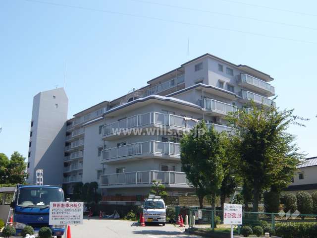 宝塚ニューライフの外観（北西側から）　敷地に隣接して小さな公園があります。