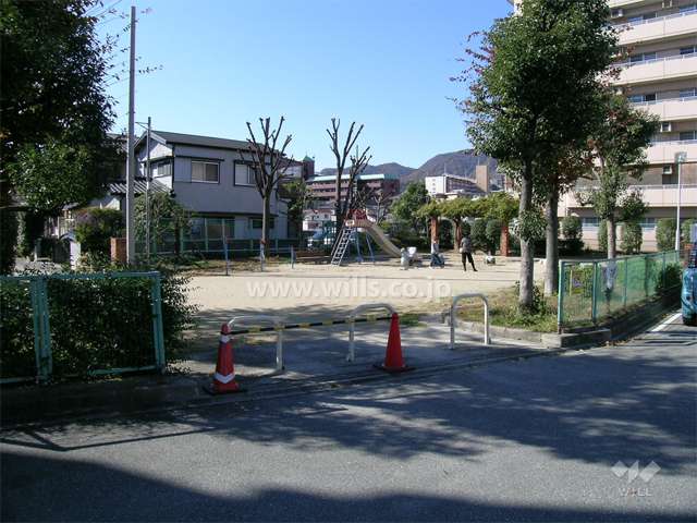 敷地の西側にある小さな公園