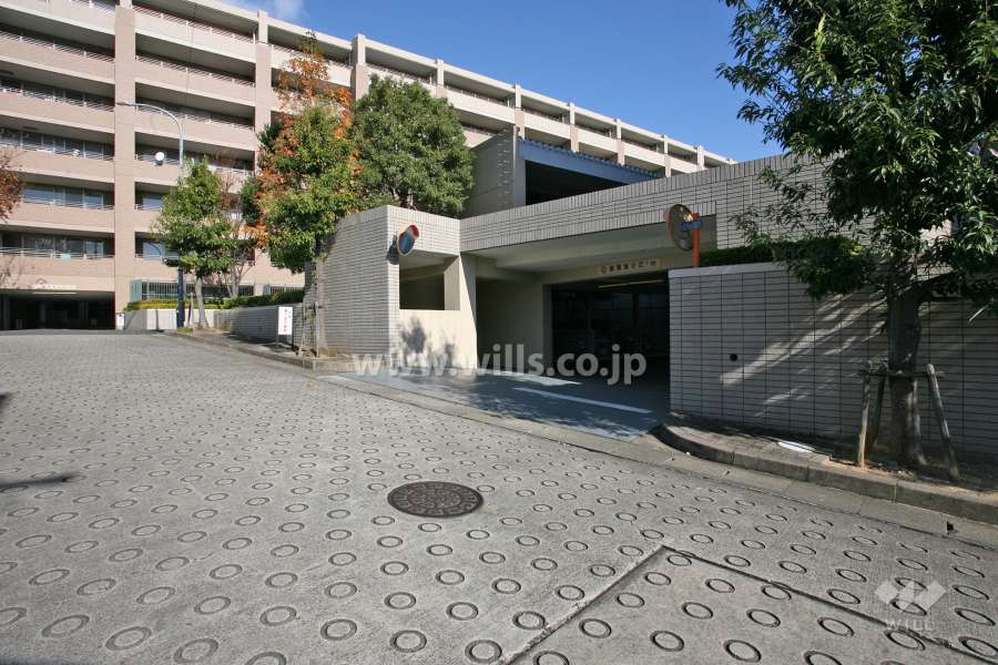 駐車場出入り口(西側)