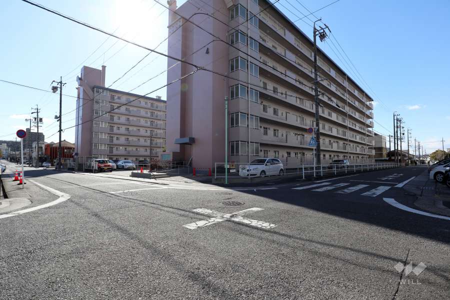 敷地北側と東側の前面道路（北東側から）