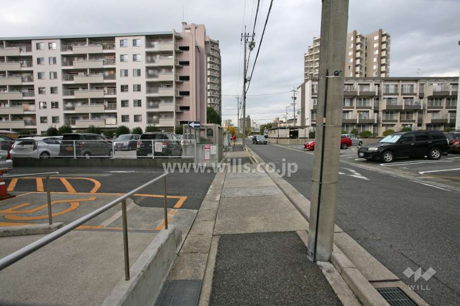 敷地東側の前面道路（南側から）