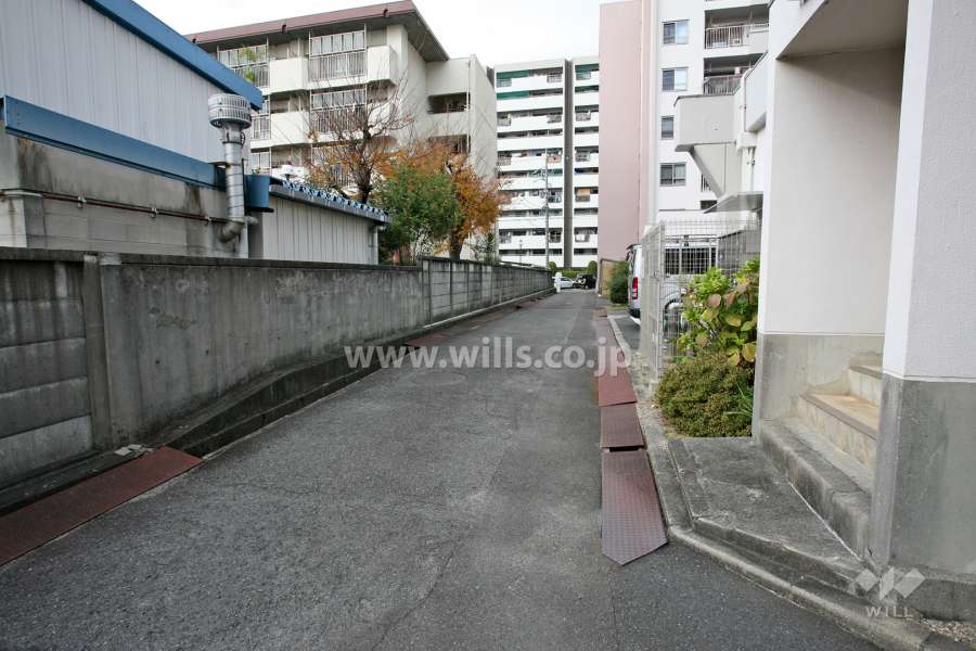 敷地北西側の通路（南西側から）