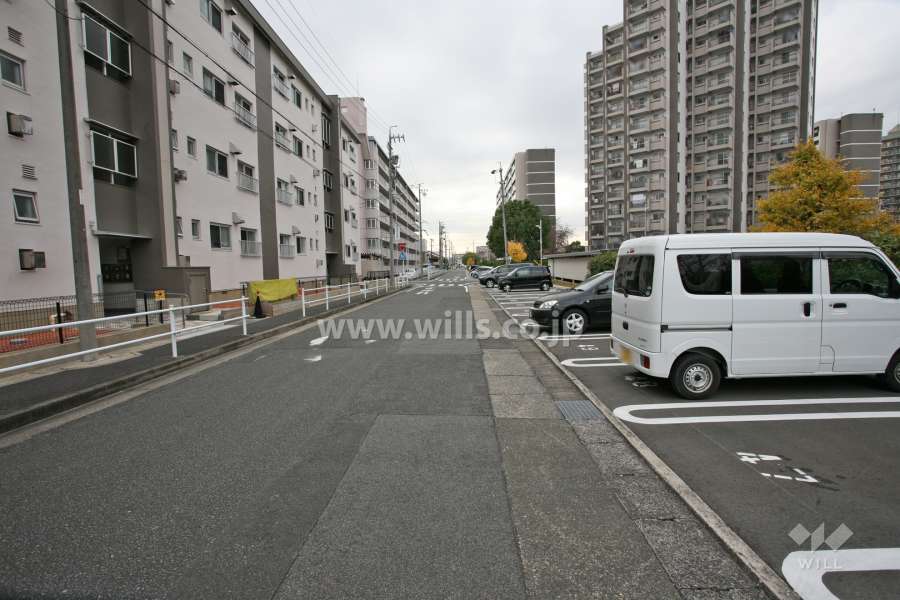 敷地南側の前面道路（東側から）