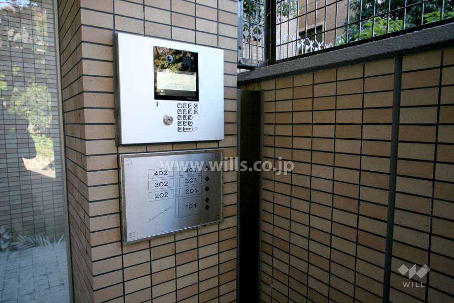 エントランスはオートロック付きです。