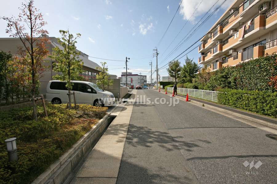 敷地南側の前面道路