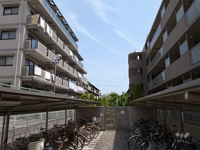 敷地南側の建物とは間隔があります。