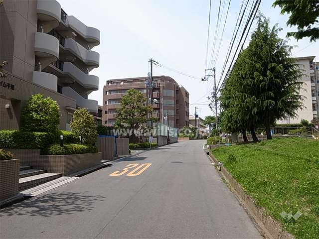 敷地北側の前面道路。周辺はマンションが多く立ち並ぶ区画の整った住宅地です。