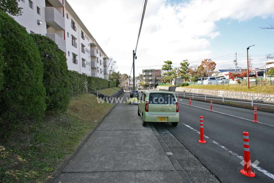 敷地北側の前面道路(東側から)