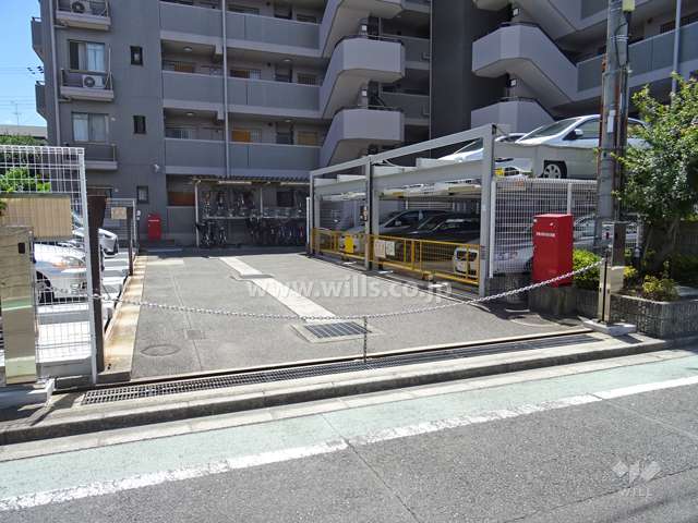 駐車場出入り口（ロボットゲート付）