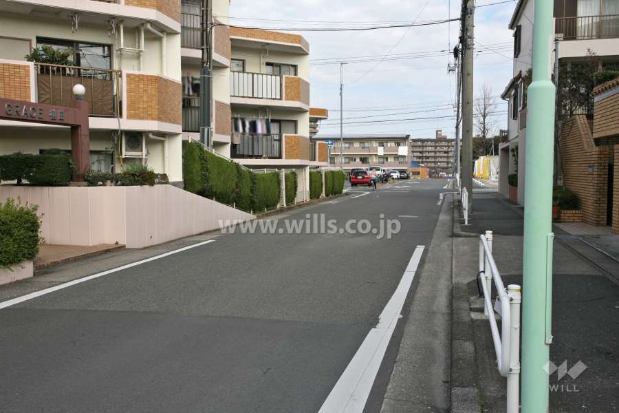 敷地北側の前面道路