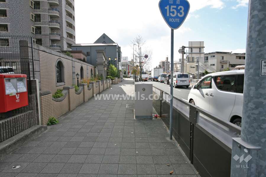 敷地西側の前面道路