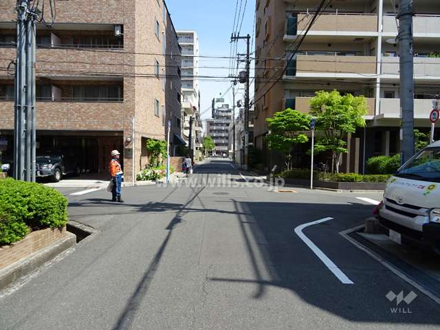 物件の東側前面道路（南側から）
