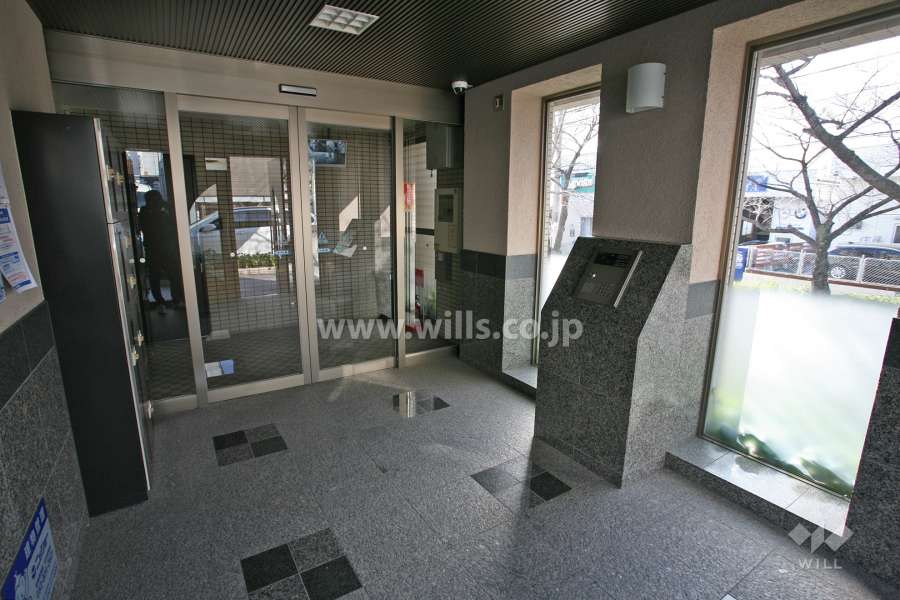 エントランスはオートロック付きです。