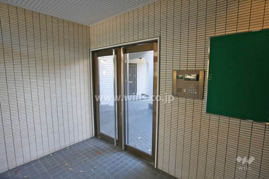 エントランスはオートロック付きです。