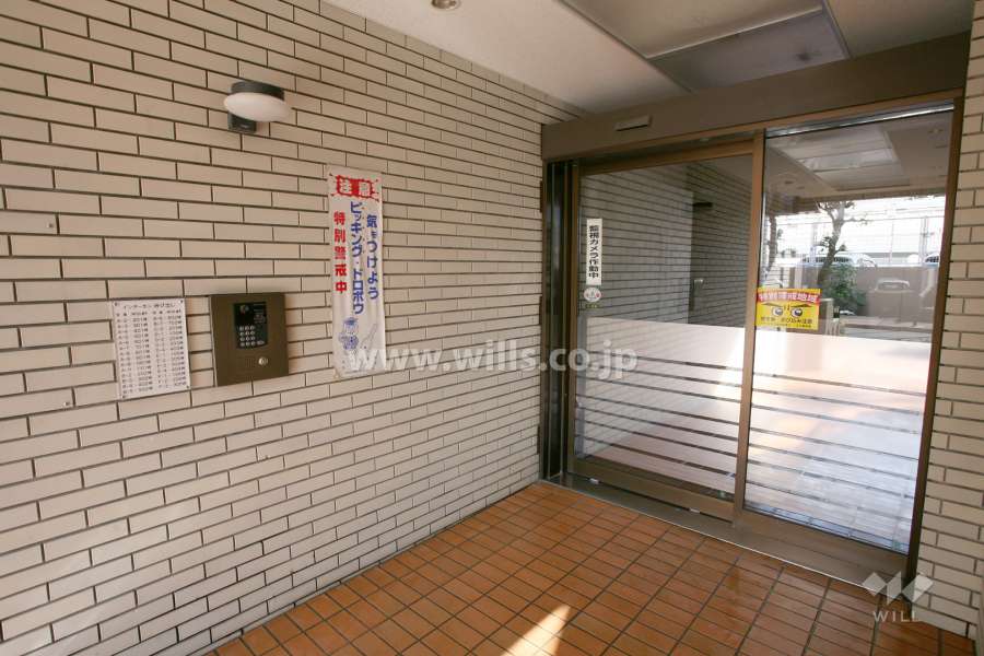 エントランスはオートロック付きです。