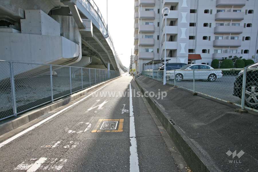 敷地東側の前面道路（北東側から）