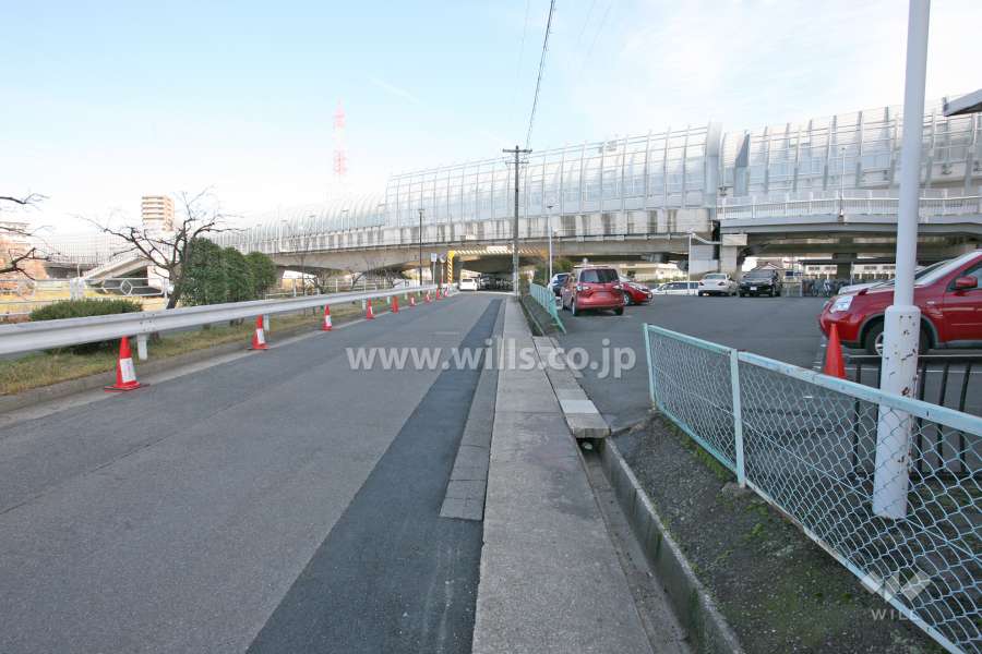 敷地北側の前面道路（北西側から）