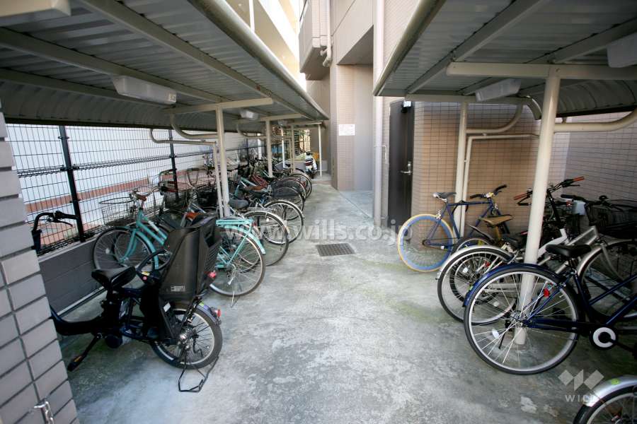 屋内に設けられた駐輪場