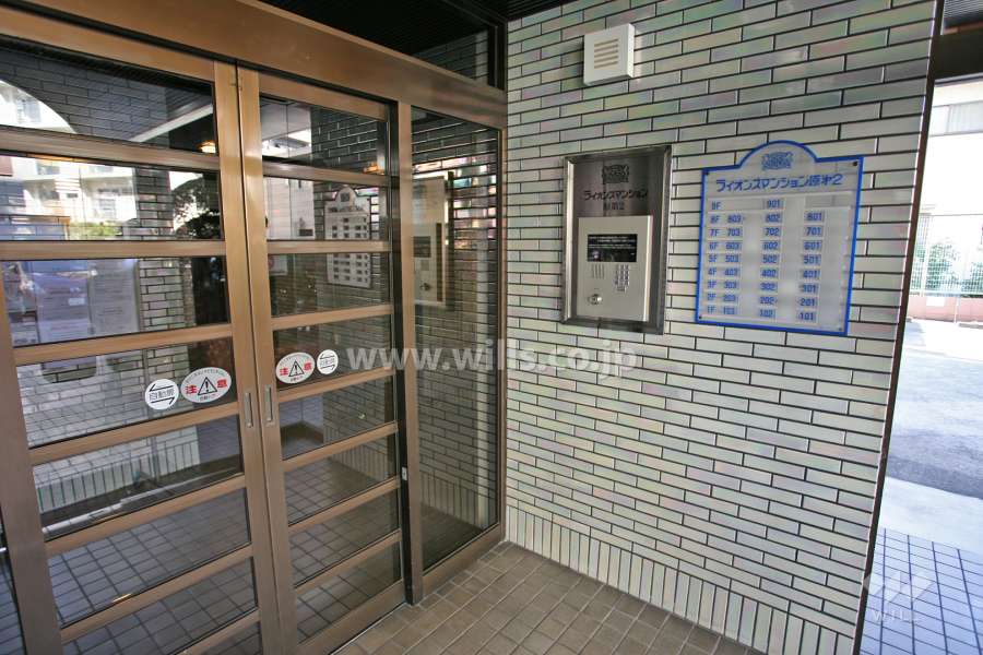 エントランスはオートロック付きです。