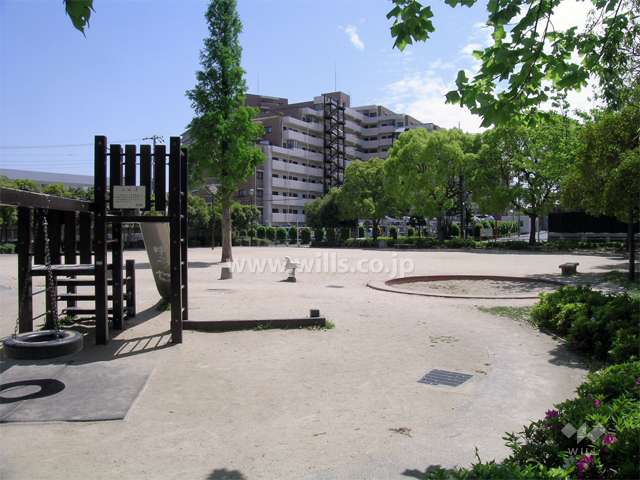 四番館と五番館との間にある広々とした公園