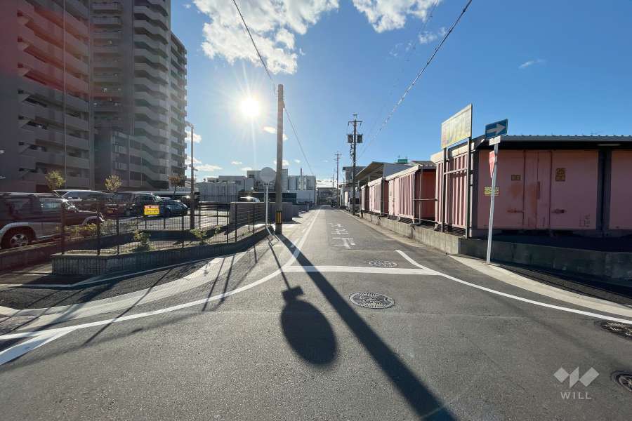 敷地北側の前面道路。一方通行の通りです。