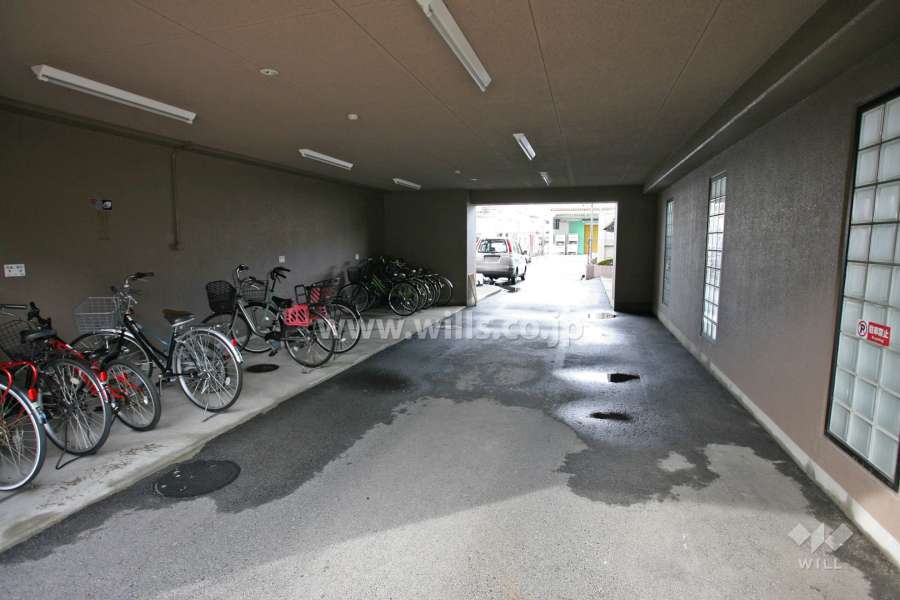 屋内に設けられた駐輪場
