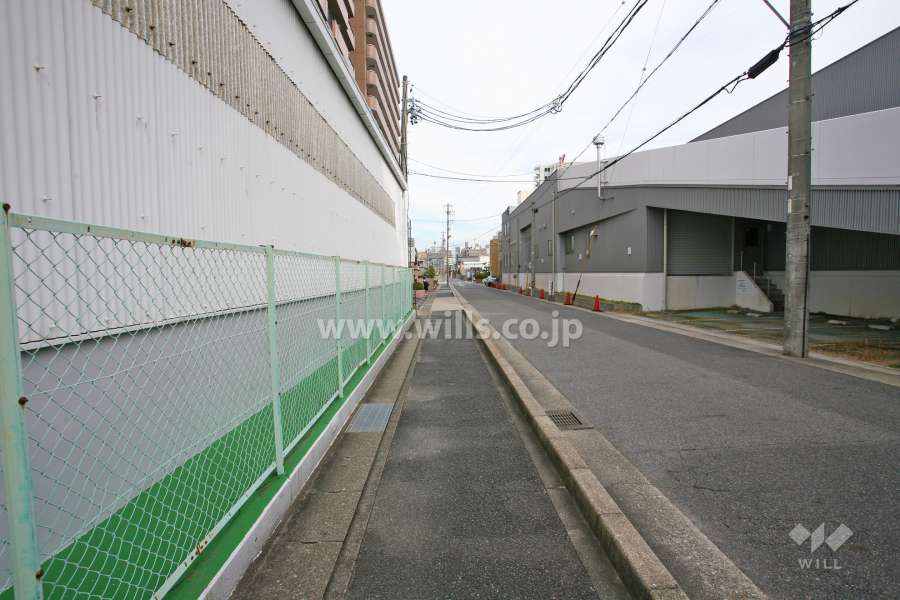 敷地南側の前面道路