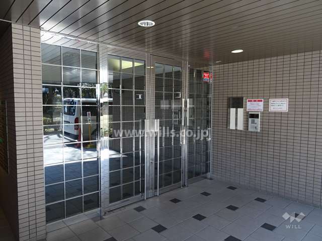 エントランスはオートロック付きです。