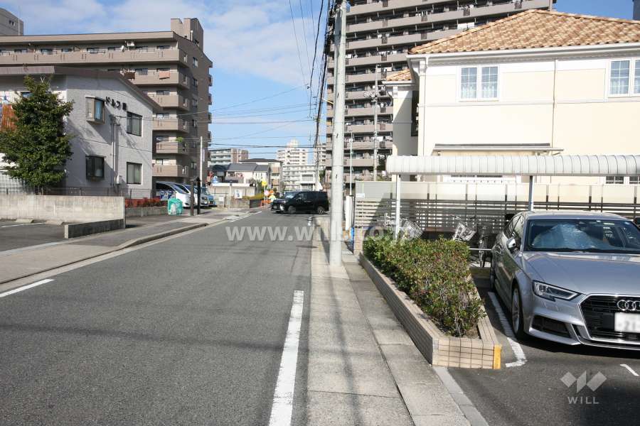敷地西側の前面道路