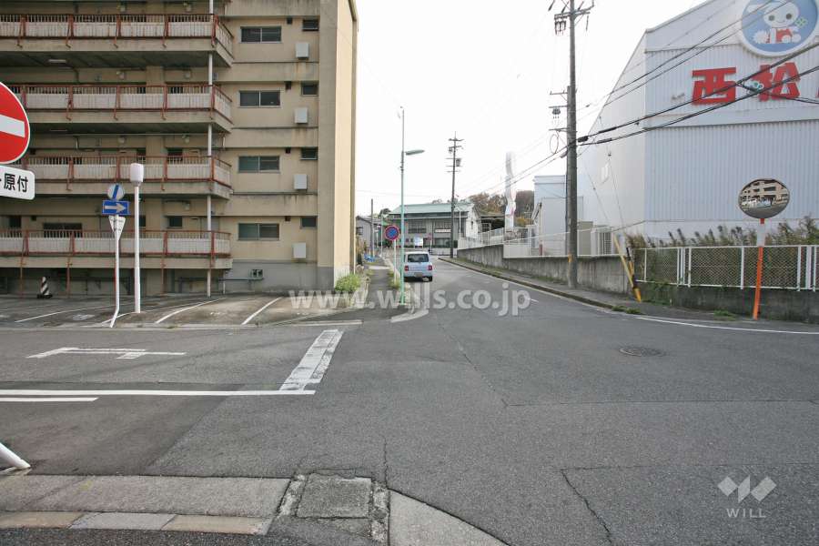 敷地西側の前面道路