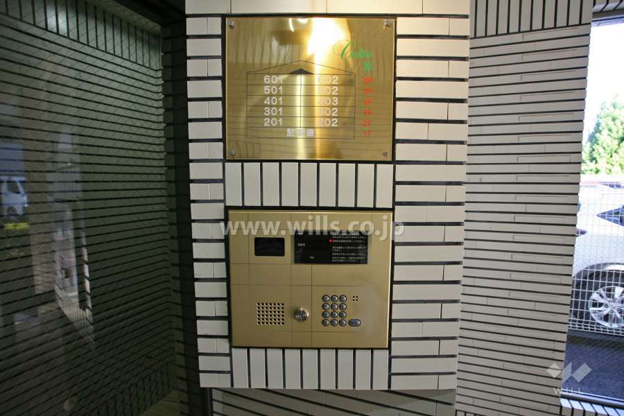 エントランスはオートロック付きです。