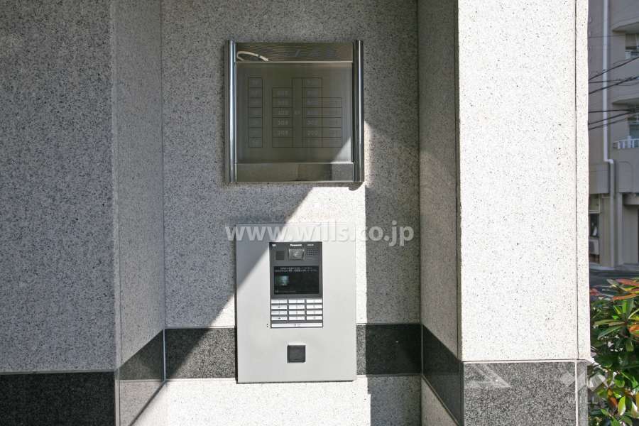 エントランスはオートロック付きです。