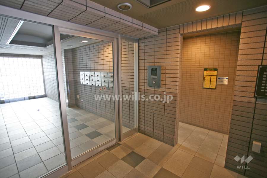 エントランスはオートロック付きです。