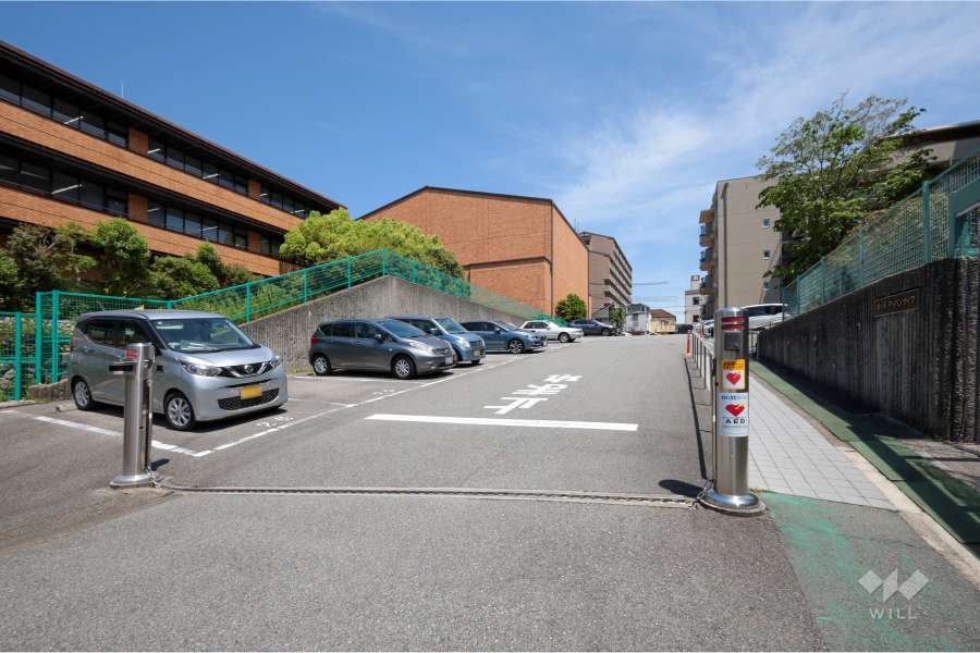 駐車場の出入口（ロボットゲート付き）