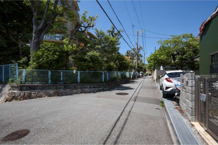 敷地東側の前面道路
