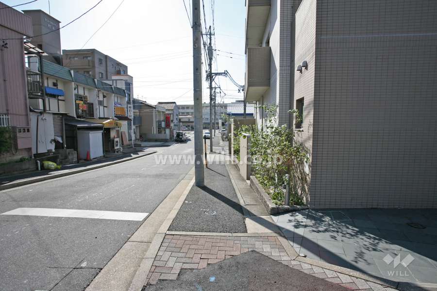 敷地東側の前面道路