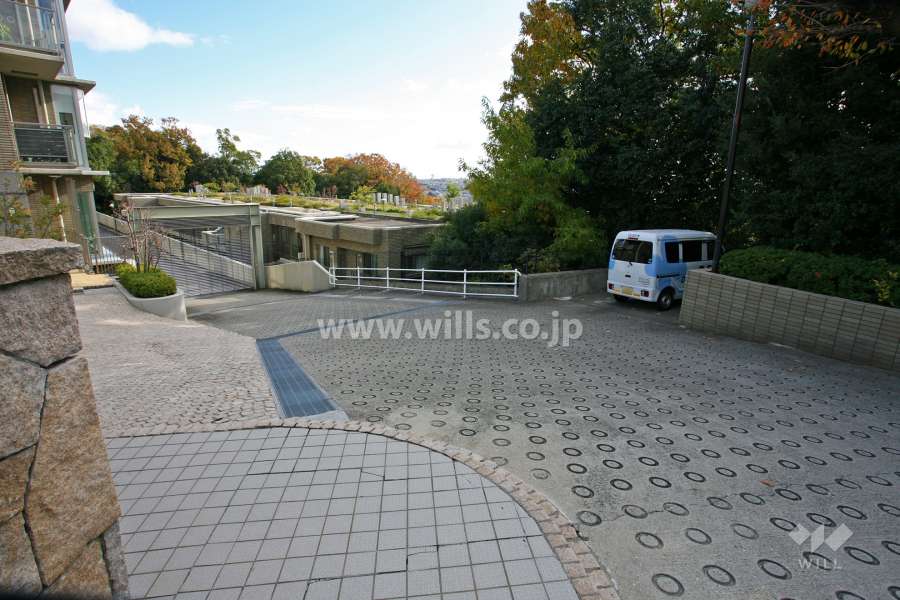 西側駐車場出入り口(リングシャッター付き)