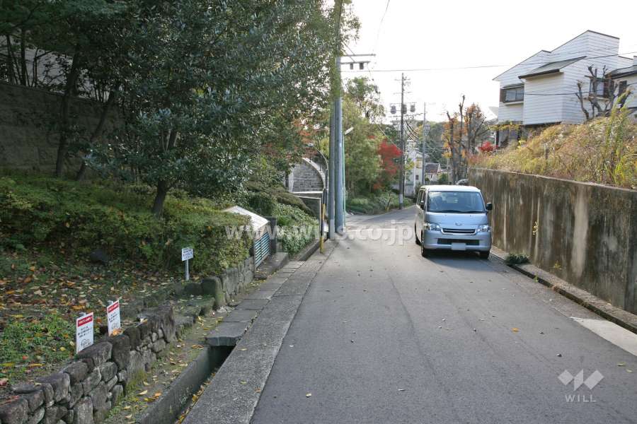 敷地北西側の前面道路（北東側から）