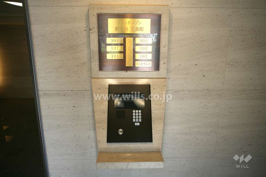 エントランスはオートロック付きです。