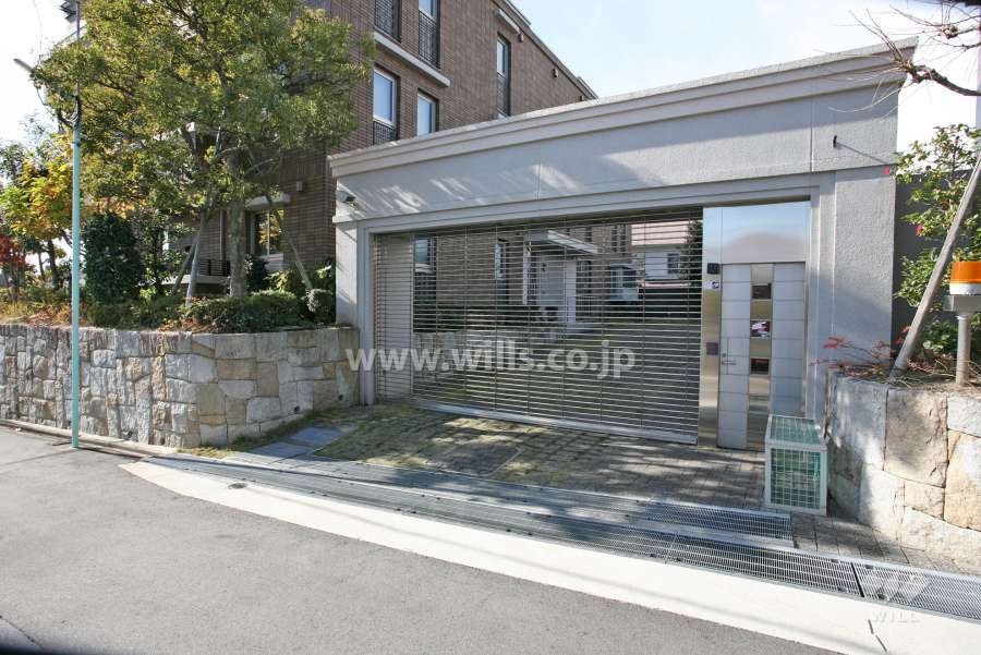 駐車場出入り口(リングシャッター付き）