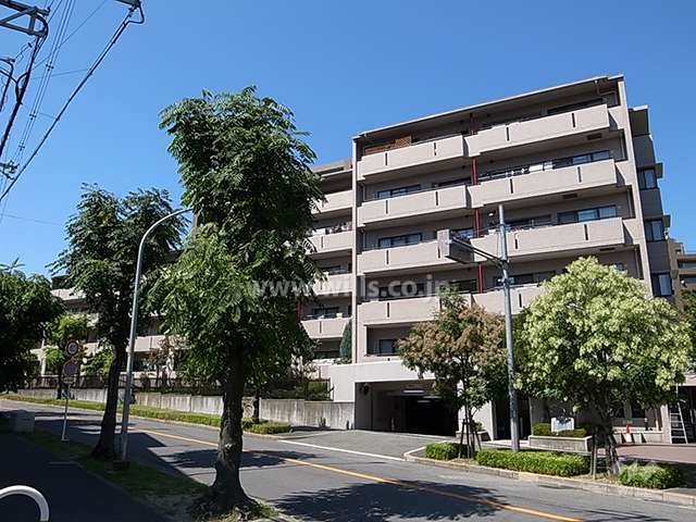 ロイヤルコート千里古江台の外観（南側から）