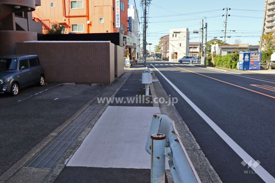 敷地北側の前面道路（東側から）
