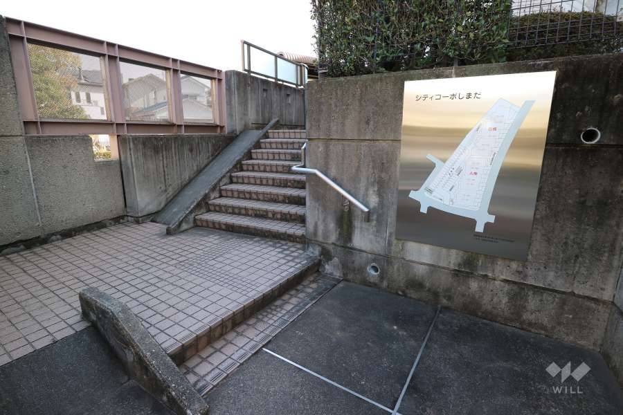 A棟とB棟のエントランスと案内板