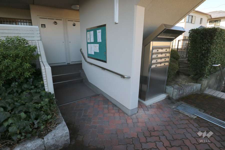 A棟の共用ポスト（一部）と階段