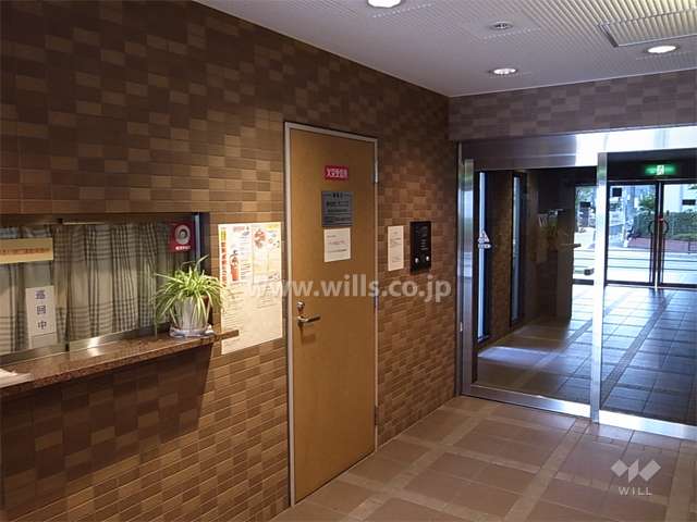 エントランスはオートロック付きです。