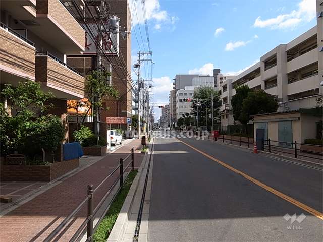 敷地南側の前面道路。道を挟んで向かい側に豊津第一小学校があります。