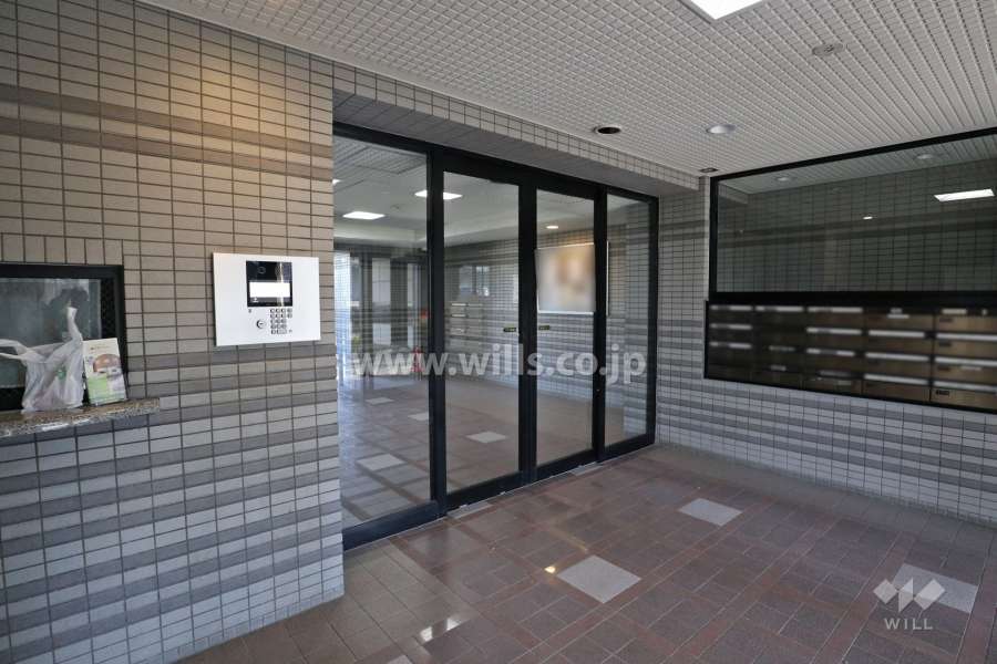 エントランスはオートロック付きです。