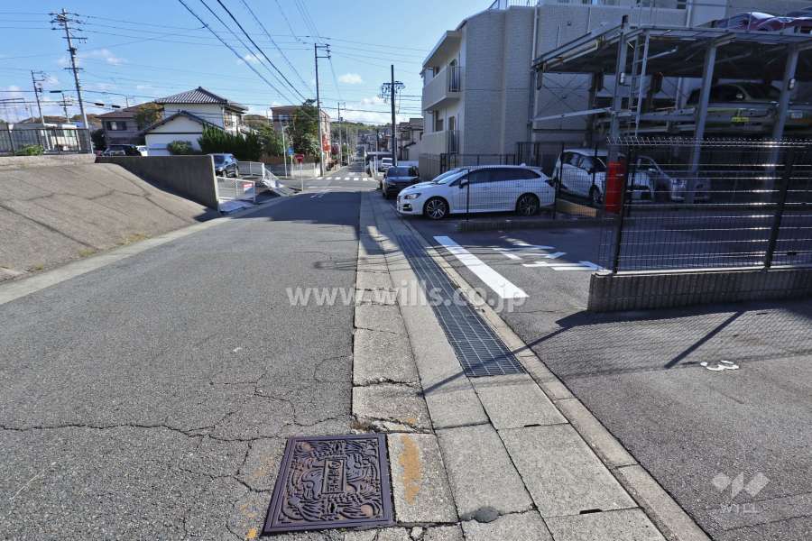 敷地北東側の前面道路（北西側から)