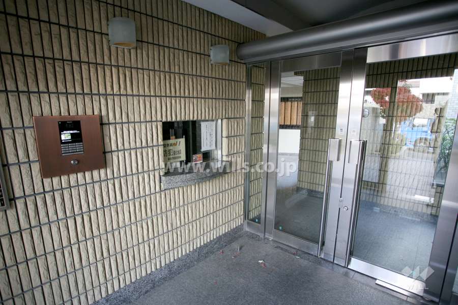 エントランスはオートロック付きです。