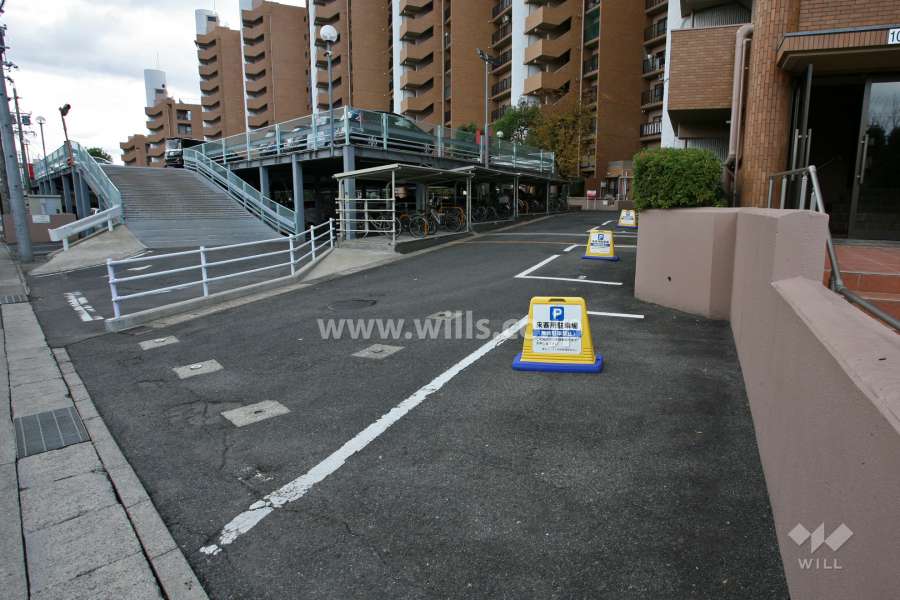 駐車場出入口と来客用駐車場